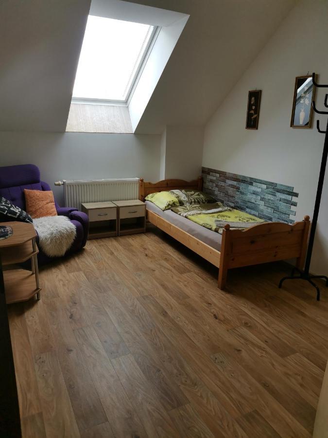 Farm Stay Nh Stables Nyrany ภายนอก รูปภาพ