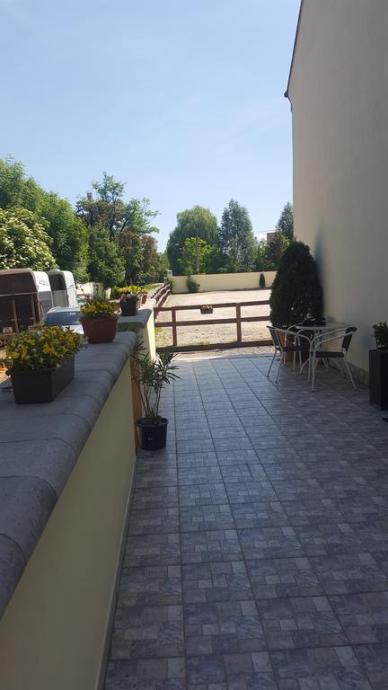 Farm Stay Nh Stables Nyrany ภายนอก รูปภาพ