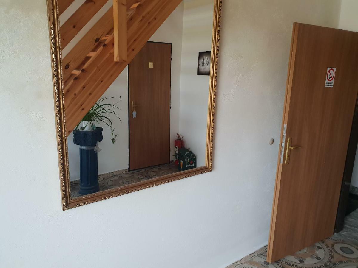 Farm Stay Nh Stables Nyrany ภายนอก รูปภาพ
