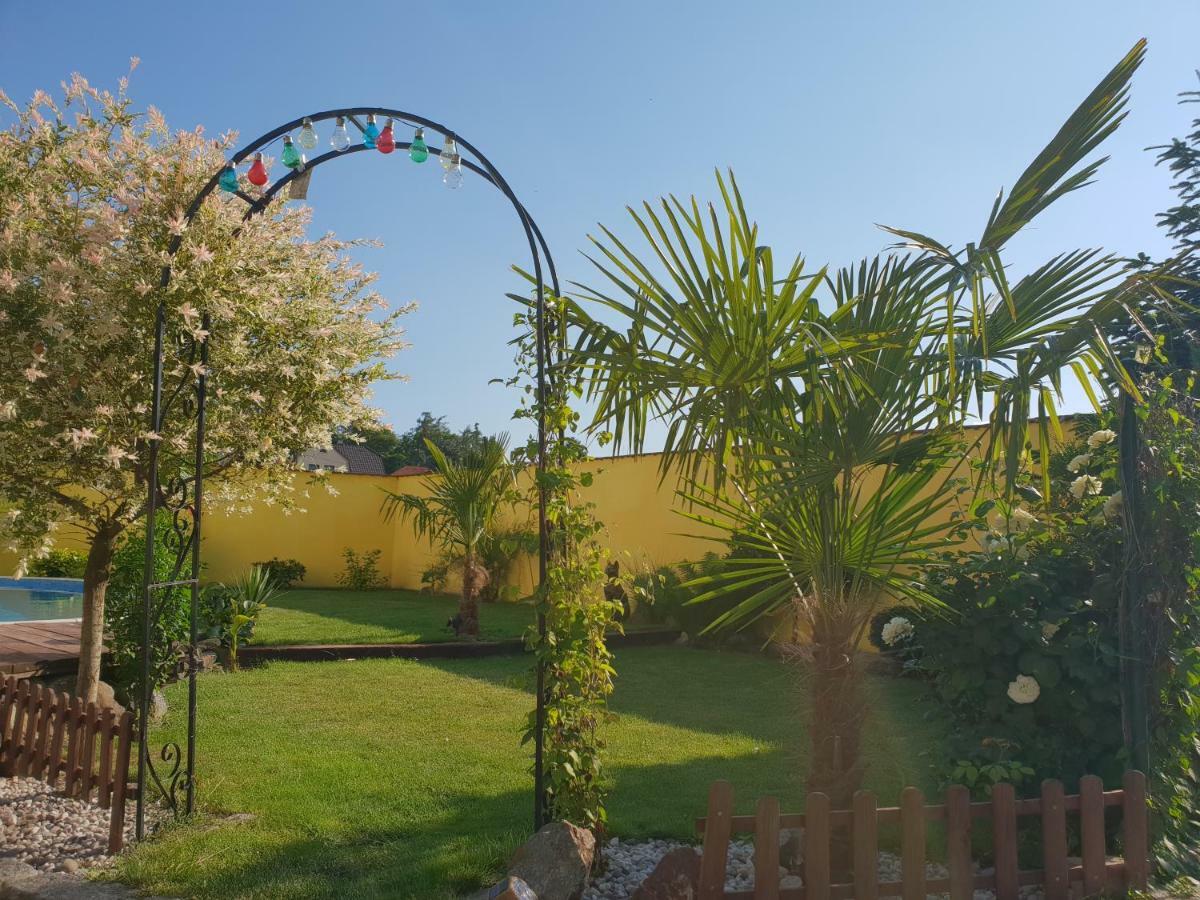 Farm Stay Nh Stables Nyrany ภายนอก รูปภาพ
